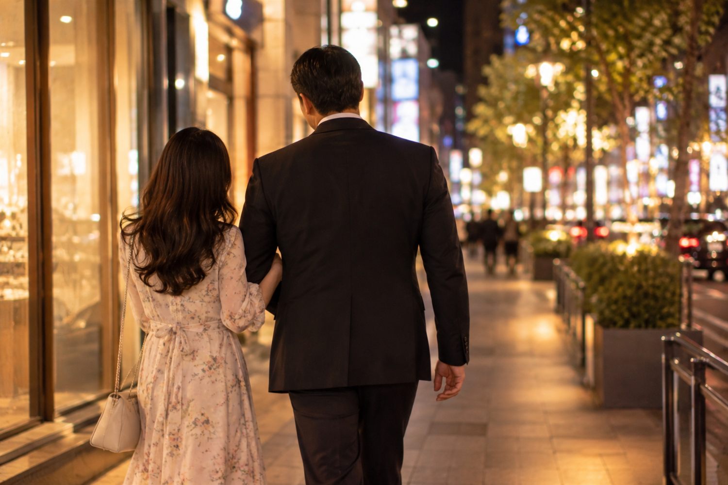 夜の街を並んで歩く二人の後ろ姿のイメージ