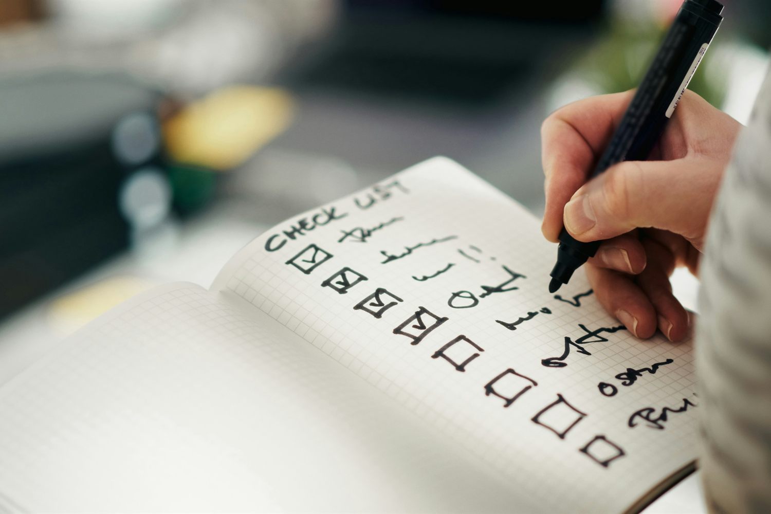 チェックリストに書き込む手元のイメージ